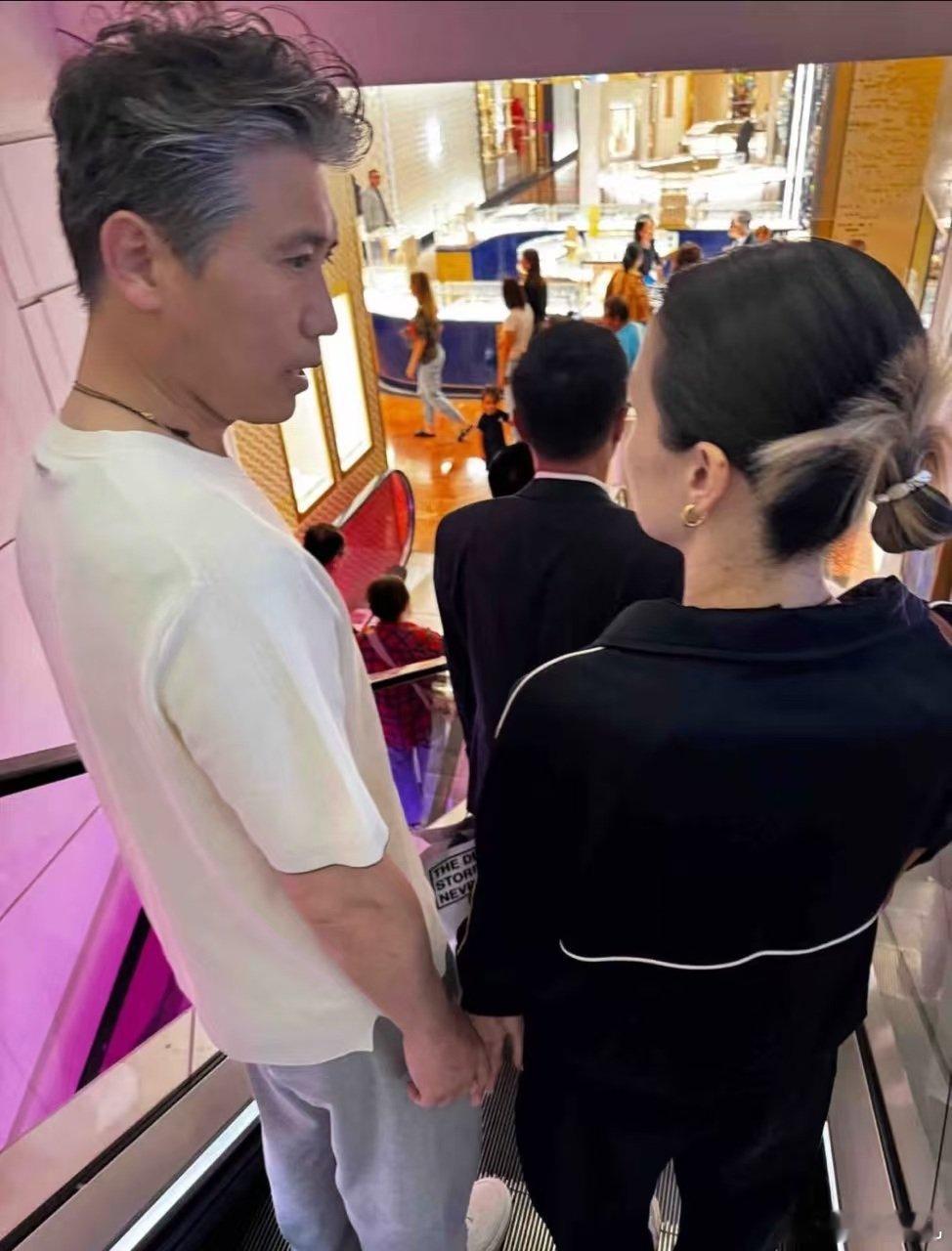 巴黎偶遇李乃文和妻子逛街网友巴黎偶遇李乃文陪妻子逛街 俩人牵手下电梯好甜啊 嫂子