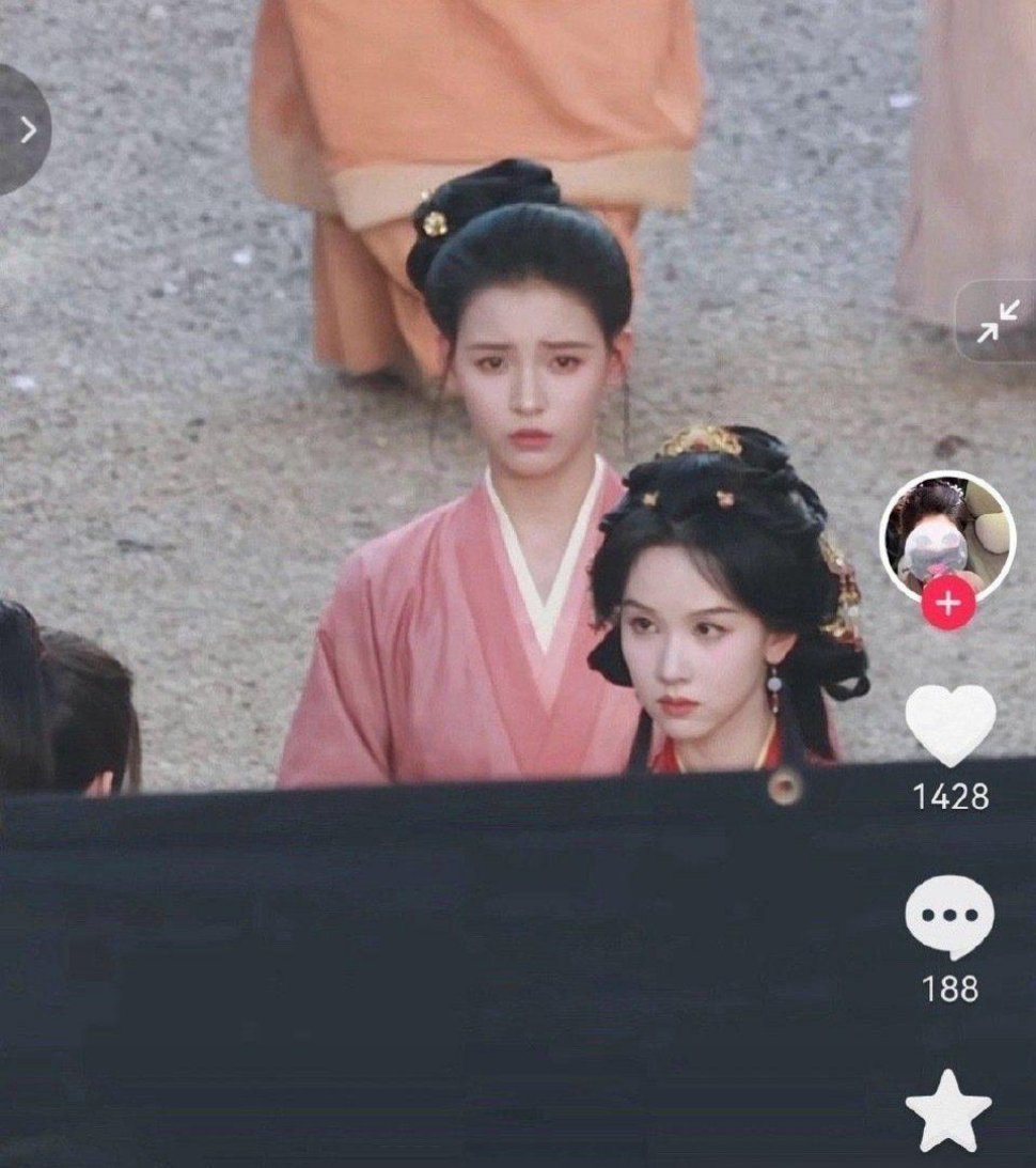 有人知道这个演丫鬟的是谁吗？天呐！在陈都灵旁边也不逊色，好美啊… 