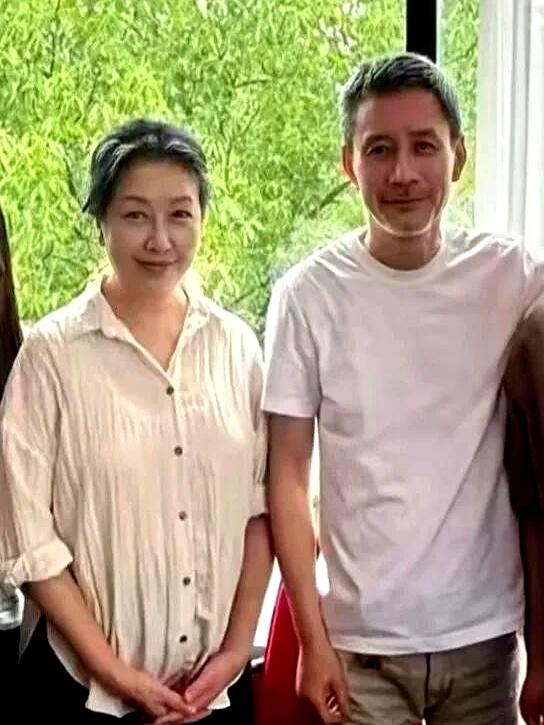 58岁的江珊，白发根根分明，跟田小洁站一块儿，那画面看着还挺踏实。
当年跟靳东那