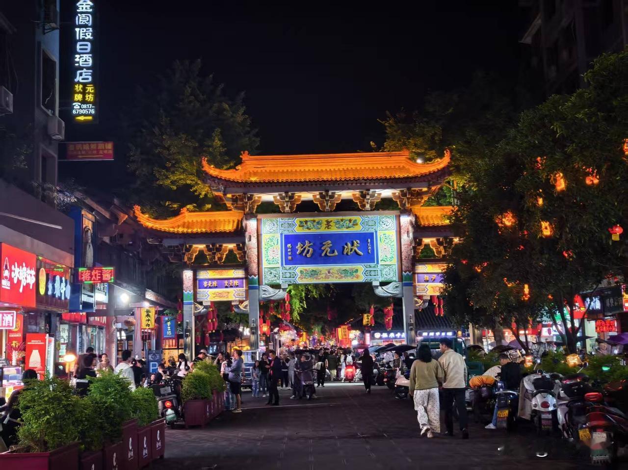游阆中古城，享夜色阑珊。
成都老年人协会摄影专委会
图文原创：张瞧兰
组图编辑：