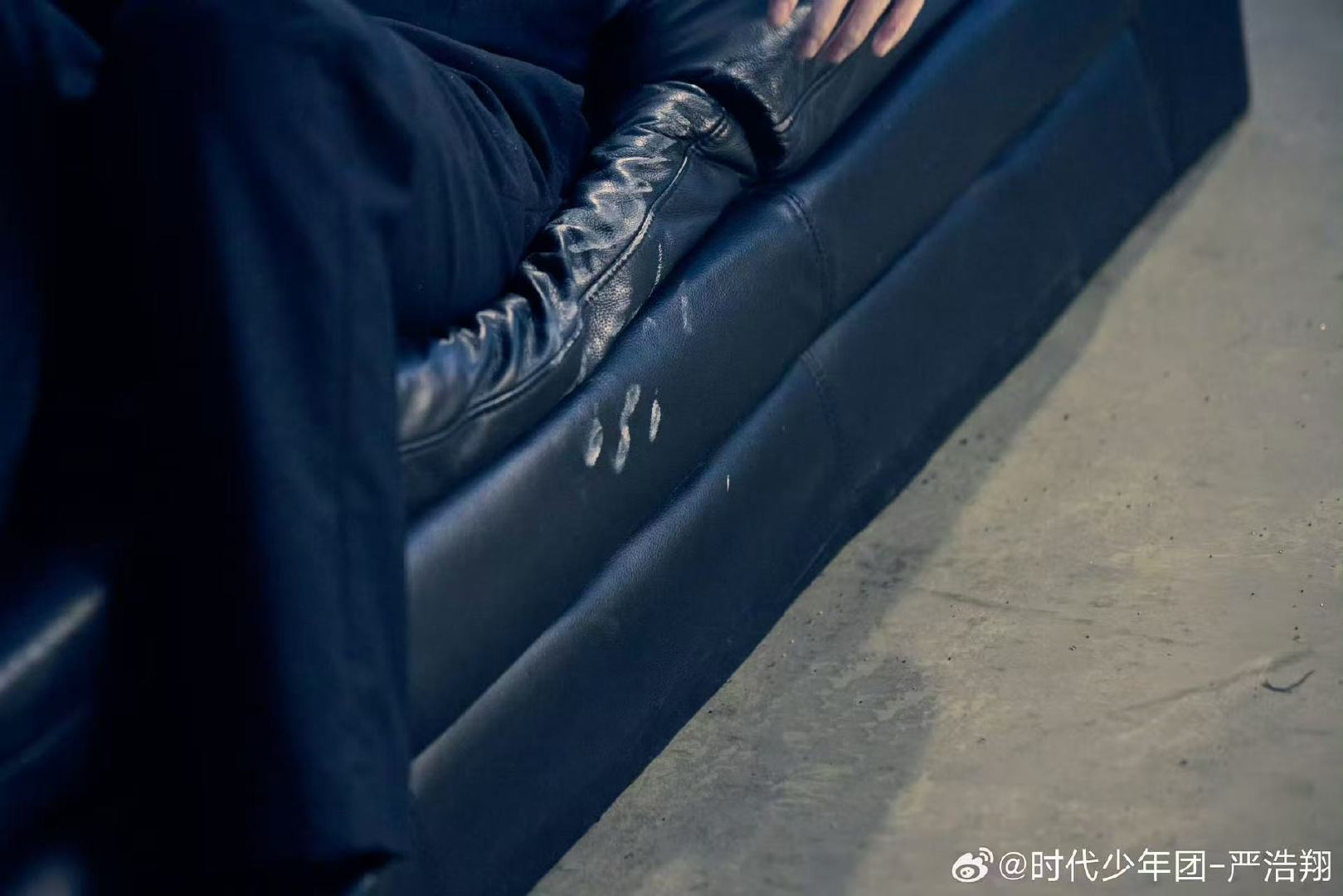 严浩翔分享新歌进度严浩翔给大家看一点点MV剧透严浩翔新歌造型有点东西严浩翔剧透新