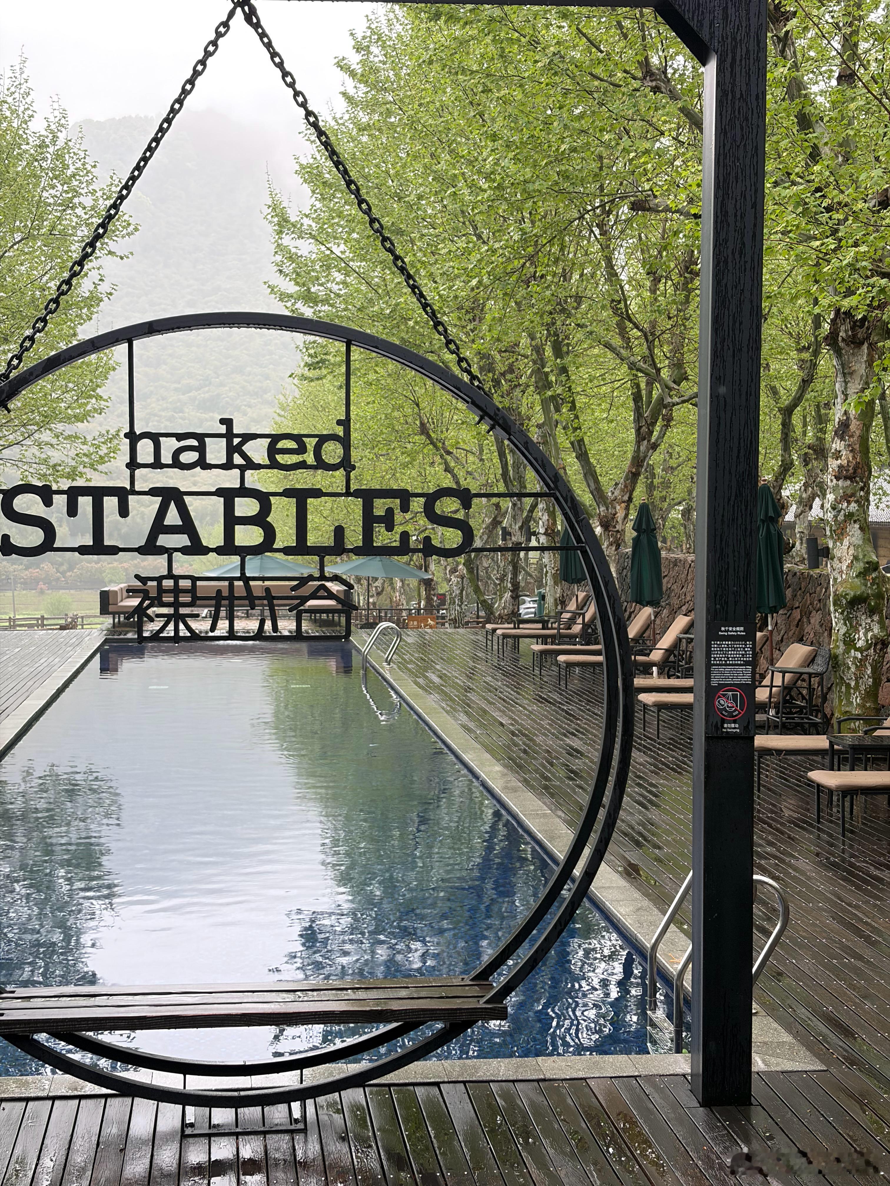 这样下雨天游泳肯定很爽吧？