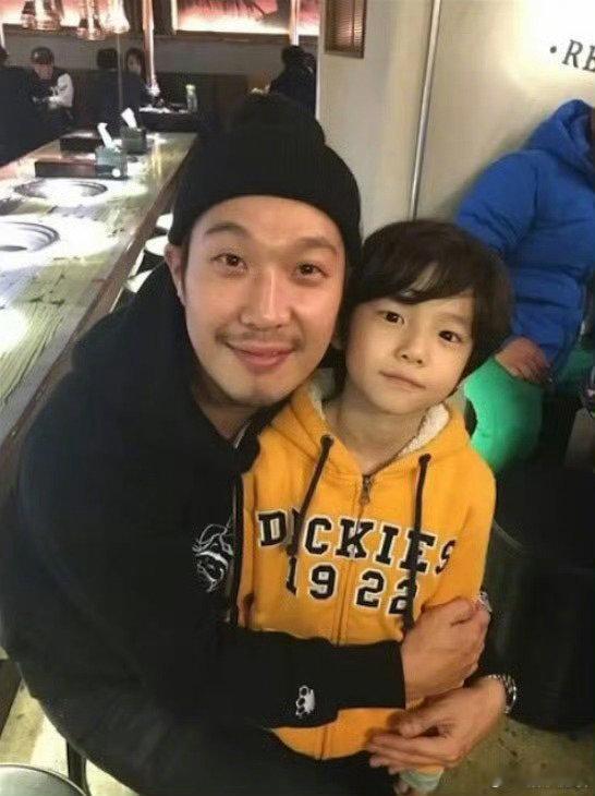 HAHA金主训 你小时候我抱过你 时隔多年再度同框合影，二人完美还原昔日经典画面