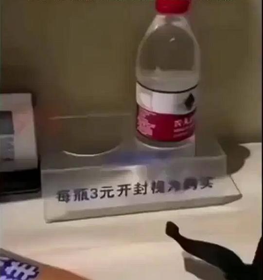 湖北武汉，一名男子入住了一家酒店，早上醒来，顺手拿了一瓶矿泉水漱口。可刚喝一口水