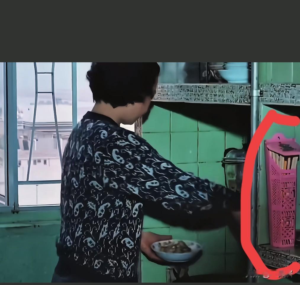 九零后的记忆，小时候就有这种专门放竹筷的塑料容器。已经二三十年吧！