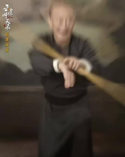 张一山这次在《云雀叫天录》里真演了猴戏！跟着“真大圣”六小龄童学了真本领，孟金福