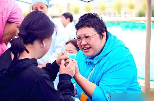 一个数牙自证的女人：54岁韩红被骂六年，账本晒出谁脸红。
