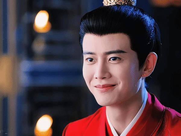 终于知道任嘉伦的外号为什么叫寿星公了 ​​​