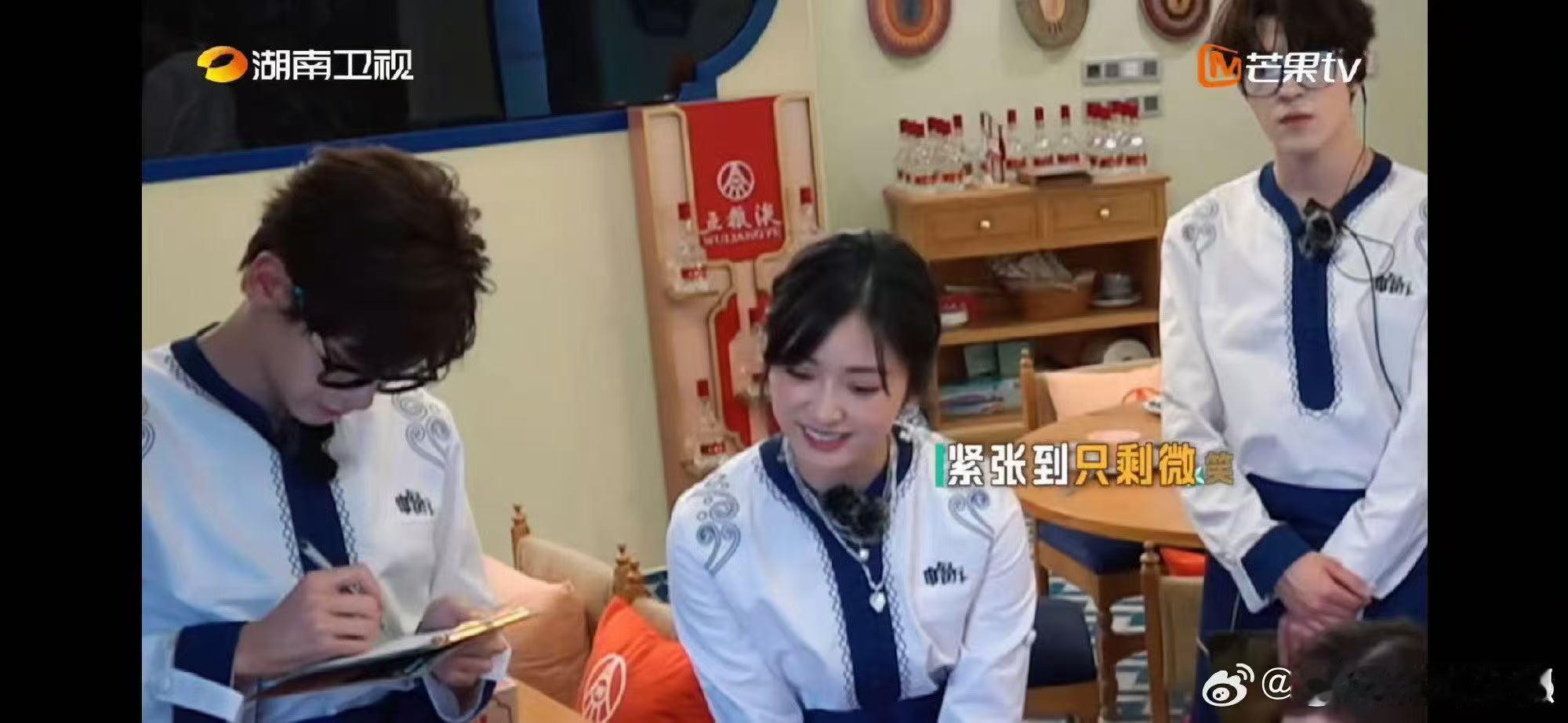 沈月演我第一天上班 中餐厅 谁还没经历过沈月这阶段啊！想帮忙又怕添乱，站在旁边手
