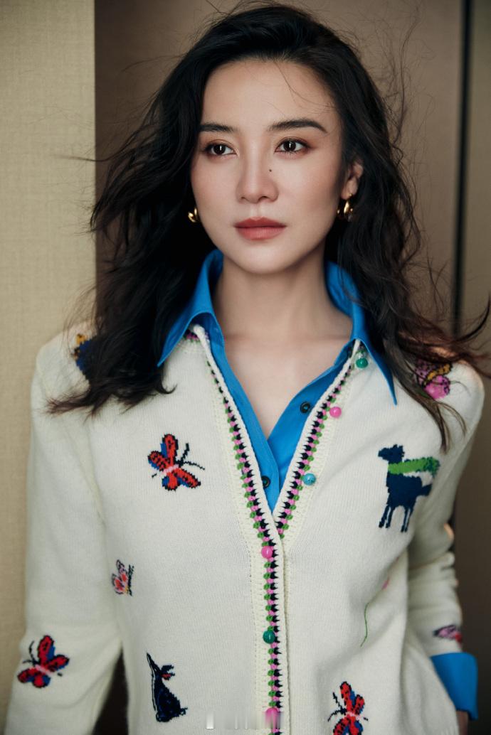 印花上衣时髦吸睛——宋佳。每日明星美图分享