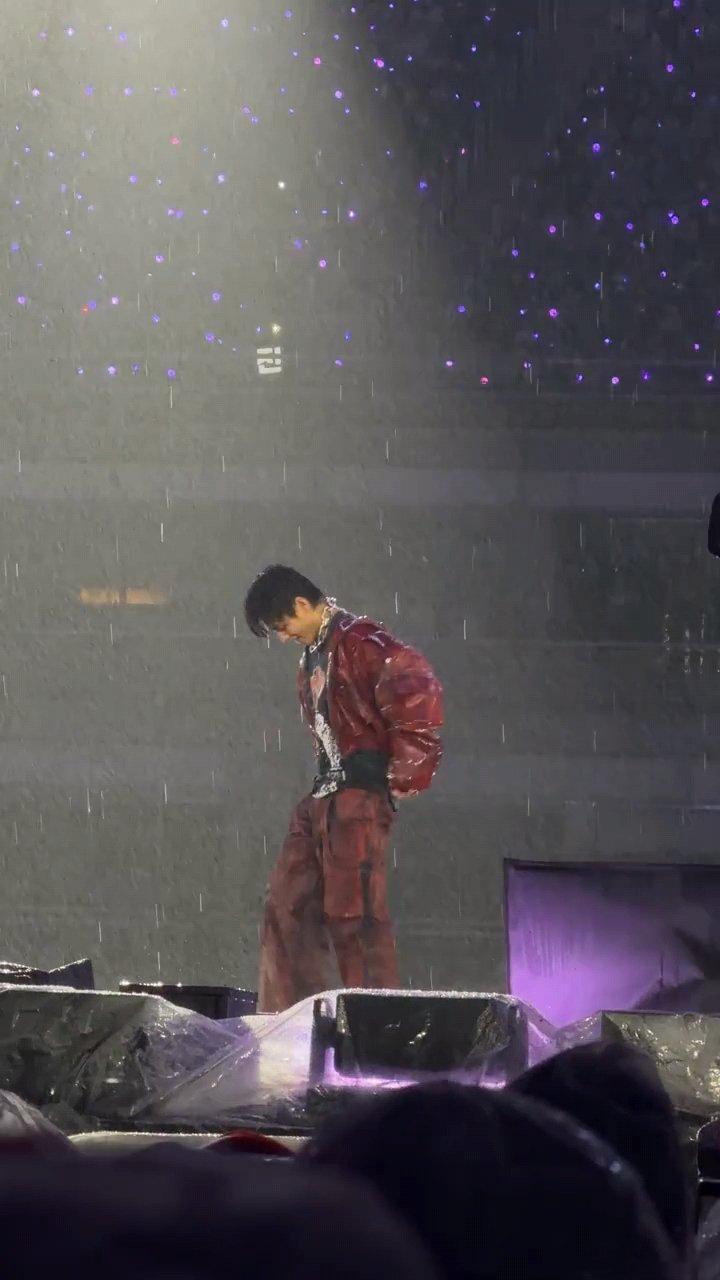 雨中演唱会的金泰亨金泰亨雨中演唱会游泳哈哈哈哈哈哈雨中演唱会的金泰亨太可爱了 B