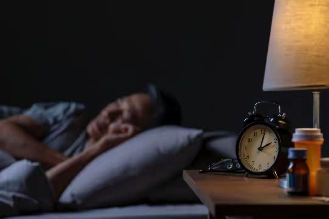凌晨2点睡8小时 VS 23点睡5小时：你以为只是作息差异，其实是身体的一场“暗