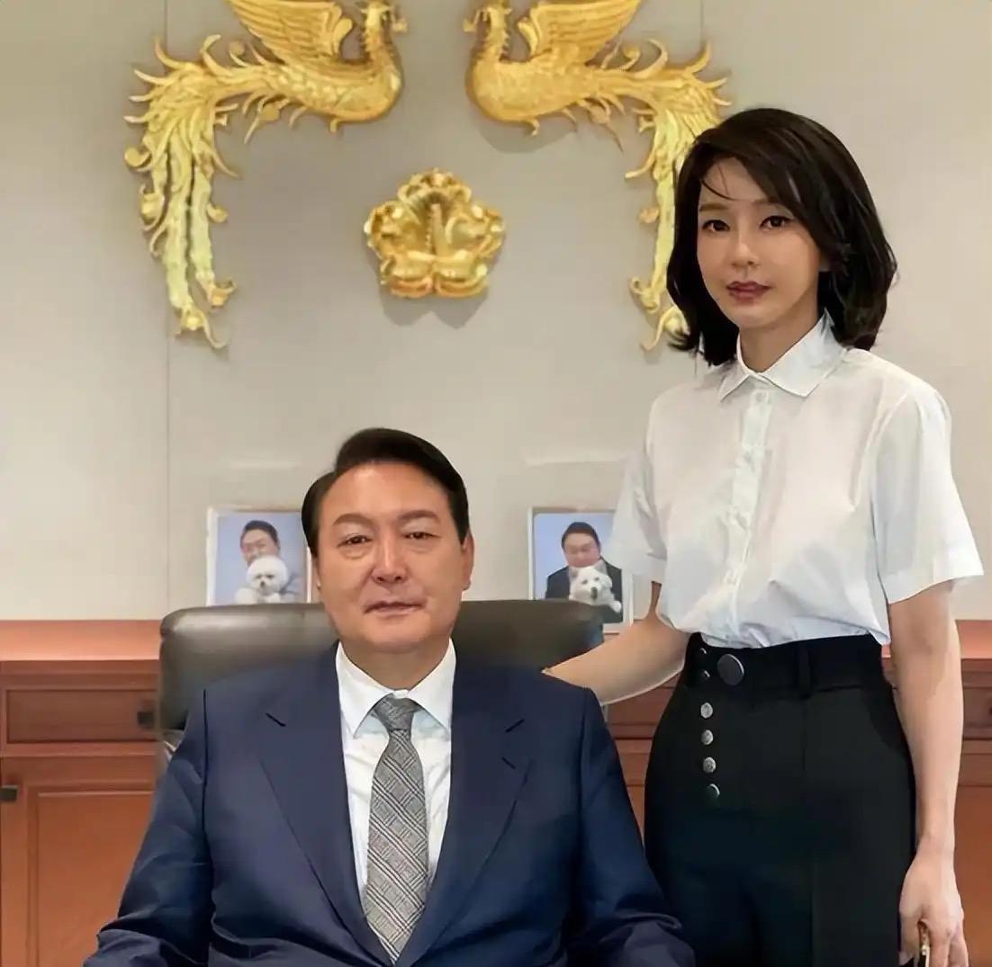 如果不是韩国媒体曝光，还不知道要有多少人被蒙在鼓里，韩国前总统尹锡悦和妻子金建希