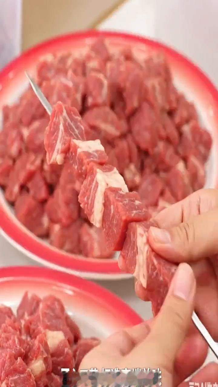 西部炭烤盐津每日现切牛羊肉，手工现串更鲜香。精选上等食材，匠心工艺，打造高端美味