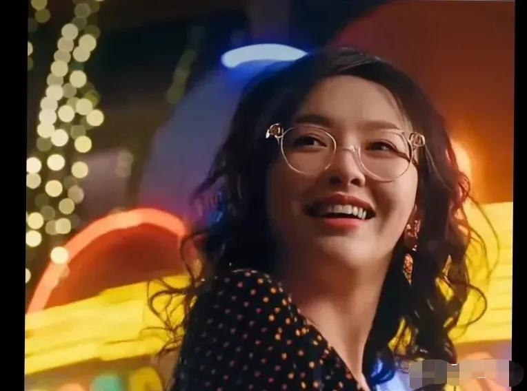 唐嫣真是走了运，因为是上海人搭上了《繁花》这班顺风快车，出演了大导演王家卫执导的