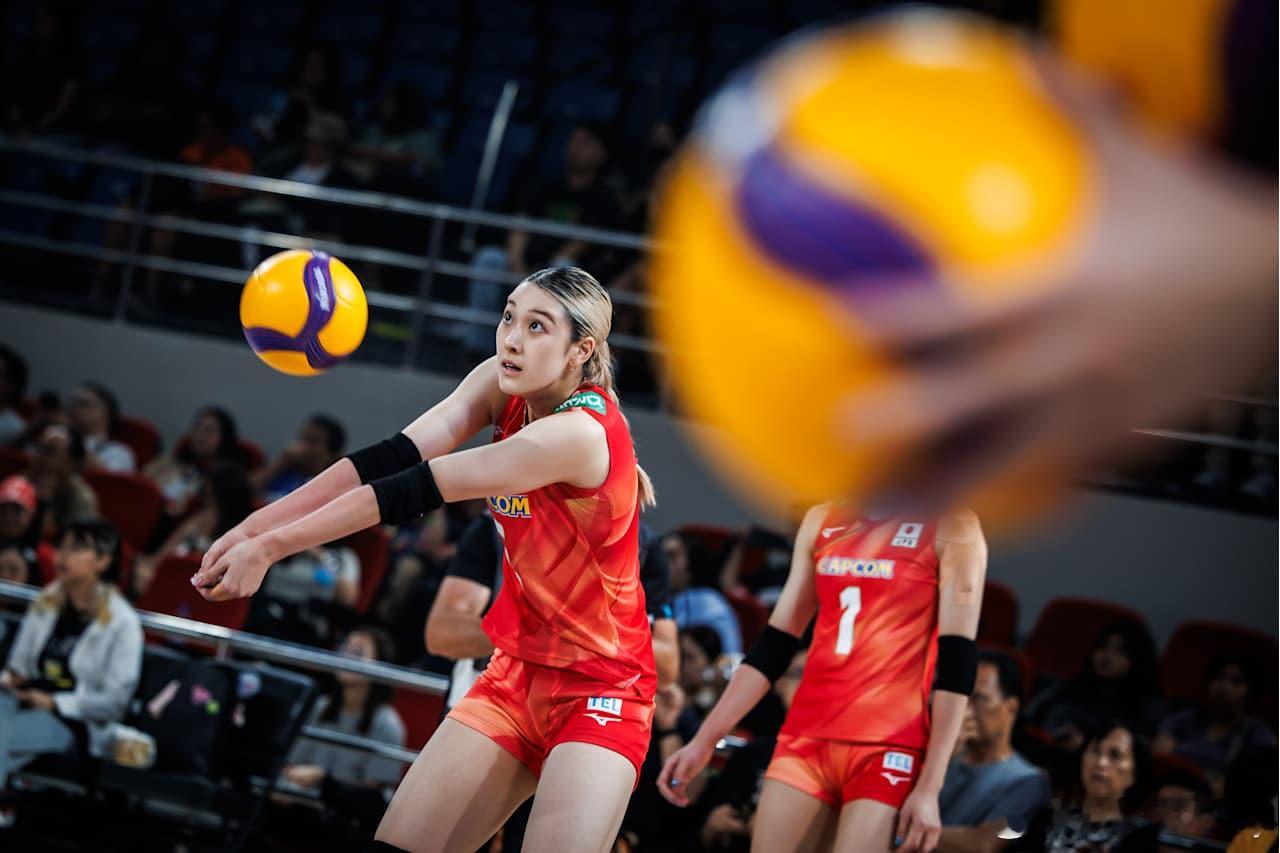 日本女排20-25丢掉了第一局，塞尔维亚女排扣球、拦网包括失误环节都明显好于Ja
