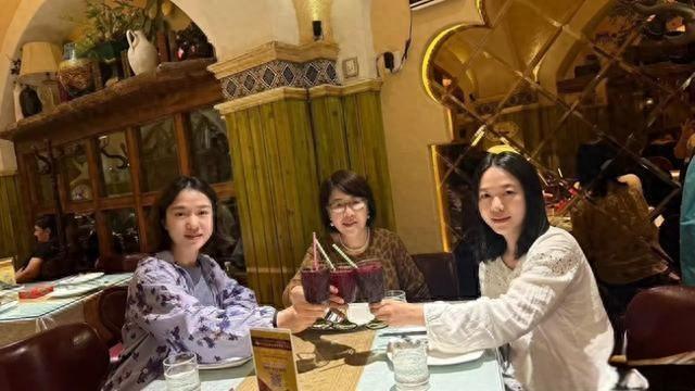 翁帆陪父母畅游新疆，50岁状态宛如少女
 
翁帆一直深耕学术领域，如今在清华担任