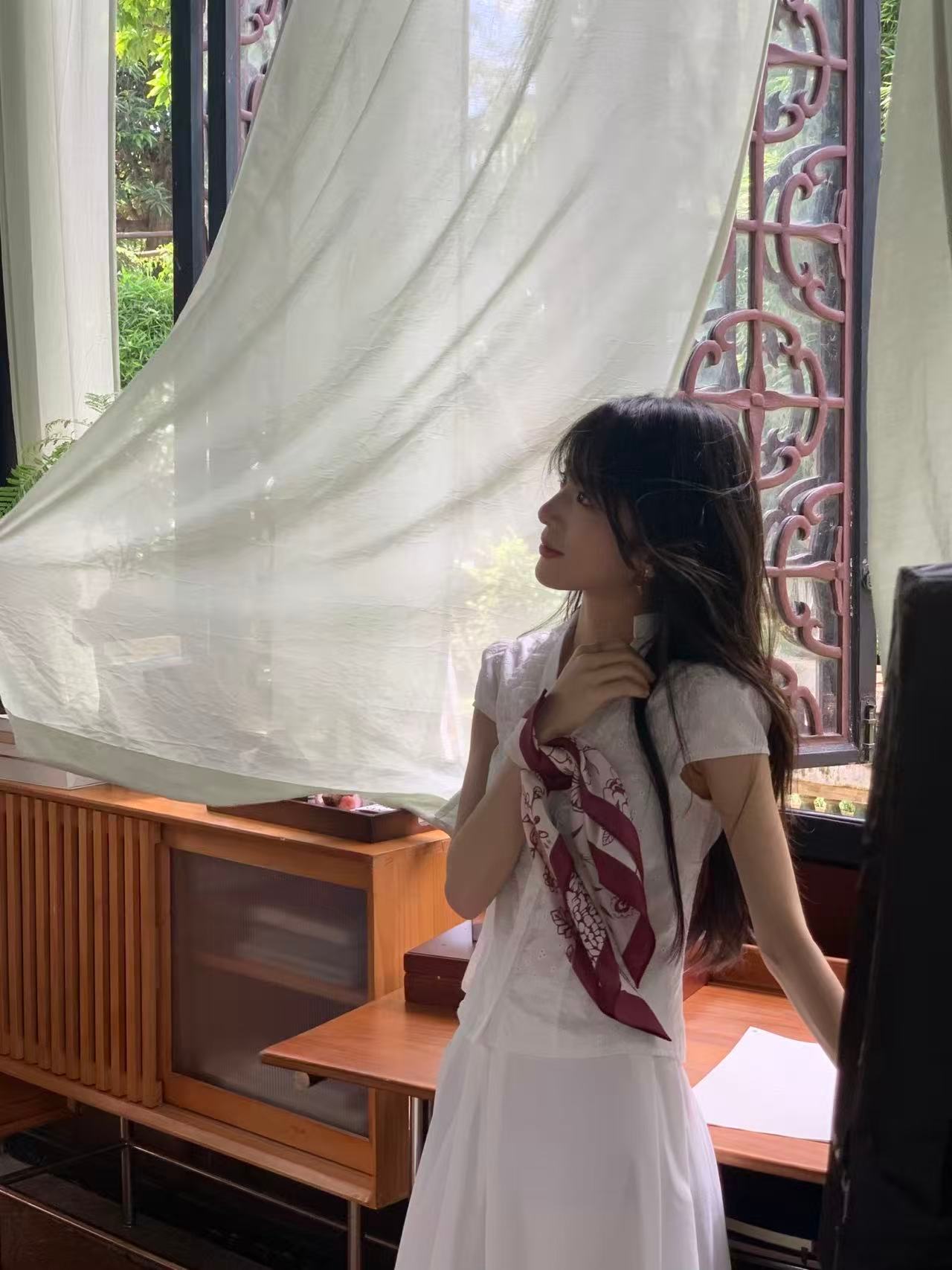 演员李思潼[超话] THX 李思潼 in CIDER镂空花边V领荷叶边短袖衬衫中