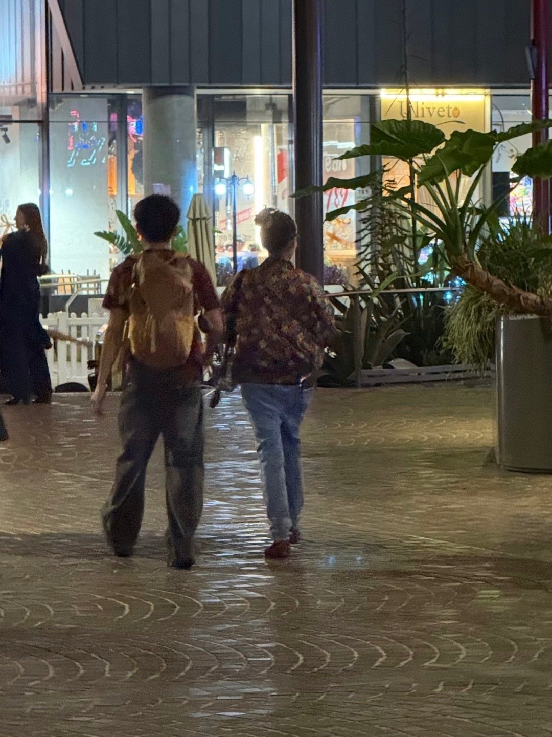 张柏芝儿子身高张柏芝与儿子Lucas情人节逛街Lucas比妈妈高出了一个头，身材