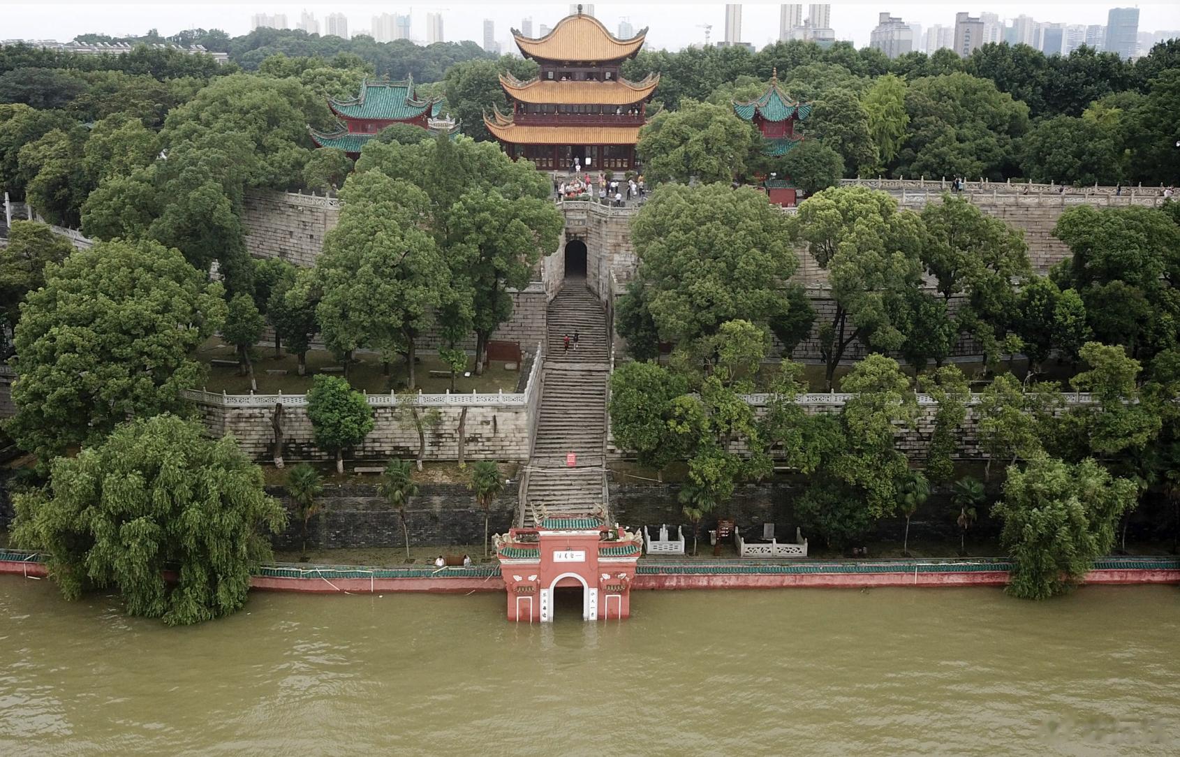 周瑜是在巴丘病逝的。去岳阳楼的时候见过小乔墓。但没看到有周瑜墓。据说在周瑜故里庐