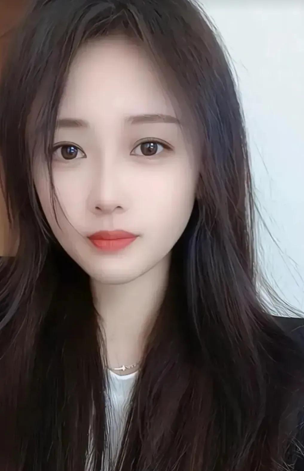 我的名字叫伊莲，经历了一段坎坷的婚姻后，最终还是离婚了，我如今独自在东莞打拼。生