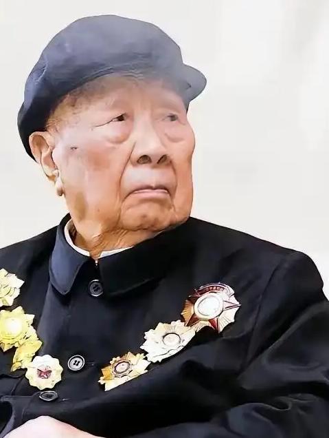 1984年，退休的开国中将曾思玉，在大连一处水库钓鱼，怎料，水库的负责人走了过来