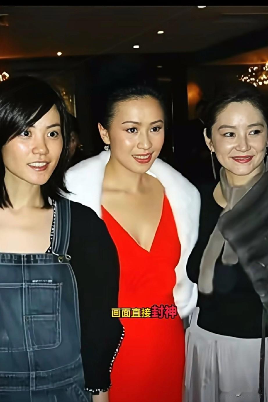 三位颜值大佬同框，画面直接封神！
王菲素颜出镜，往那一站，丝毫没被身旁精心装扮、