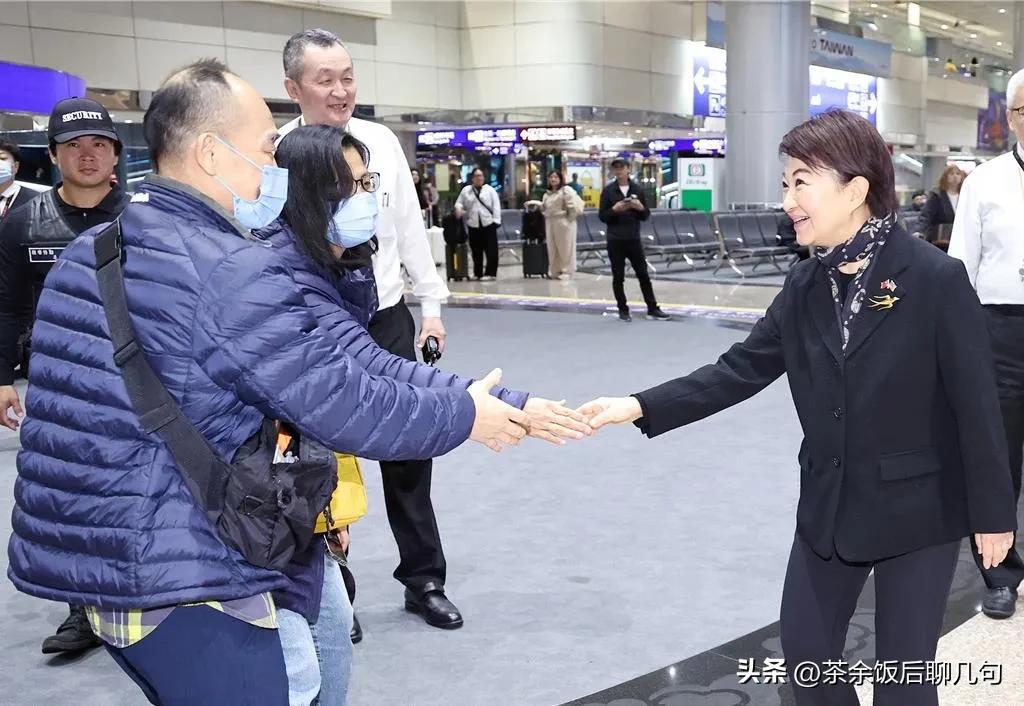 卢秀燕回国，会出手调停台中内斗吗？答案其实早就很清楚了！
 
先别管她怎么吹嘘自