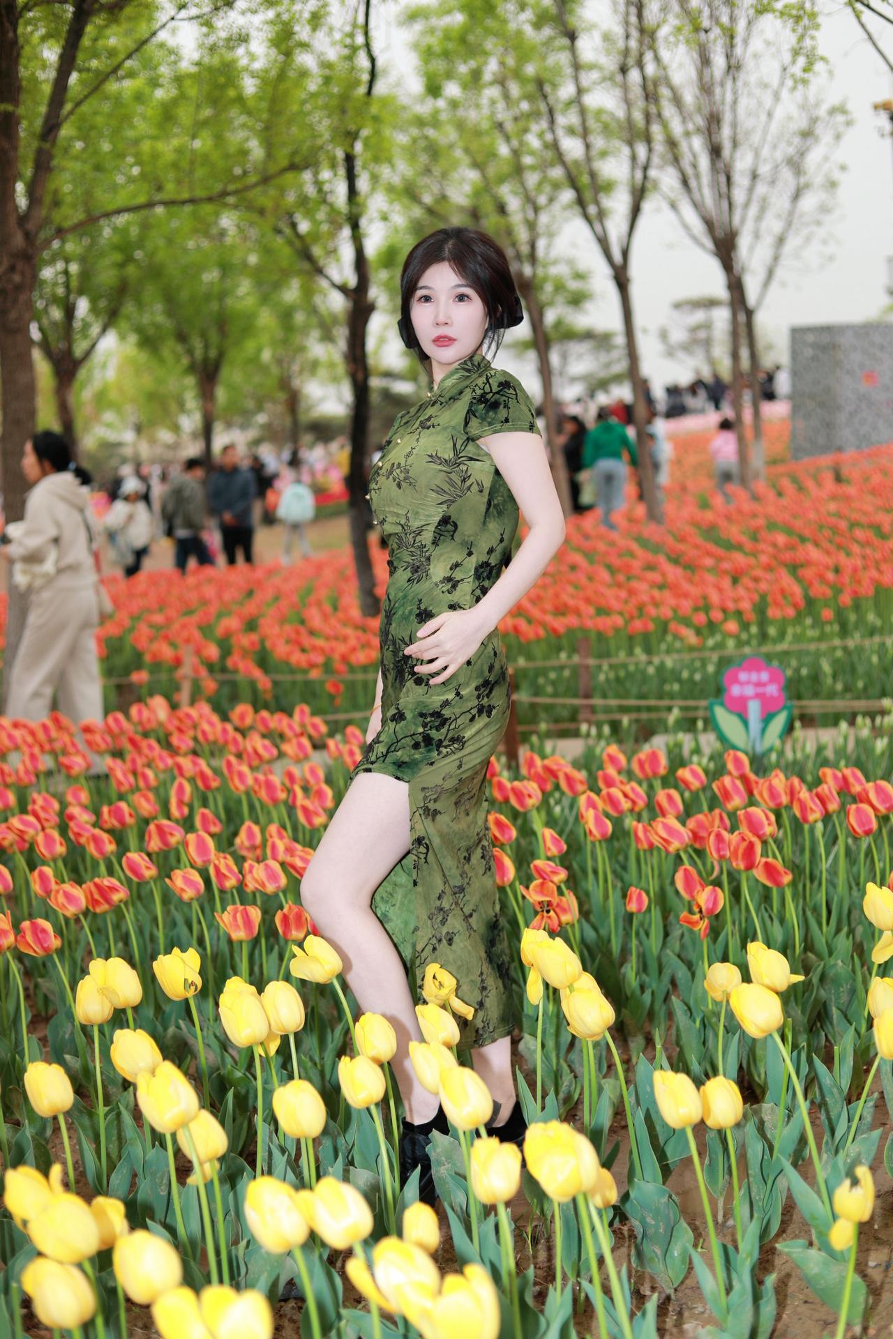 人像摄影约拍跟拍郁金香花海 晋阳湖郁金香人像原创摄影我镜头里的美女春天当然要和郁