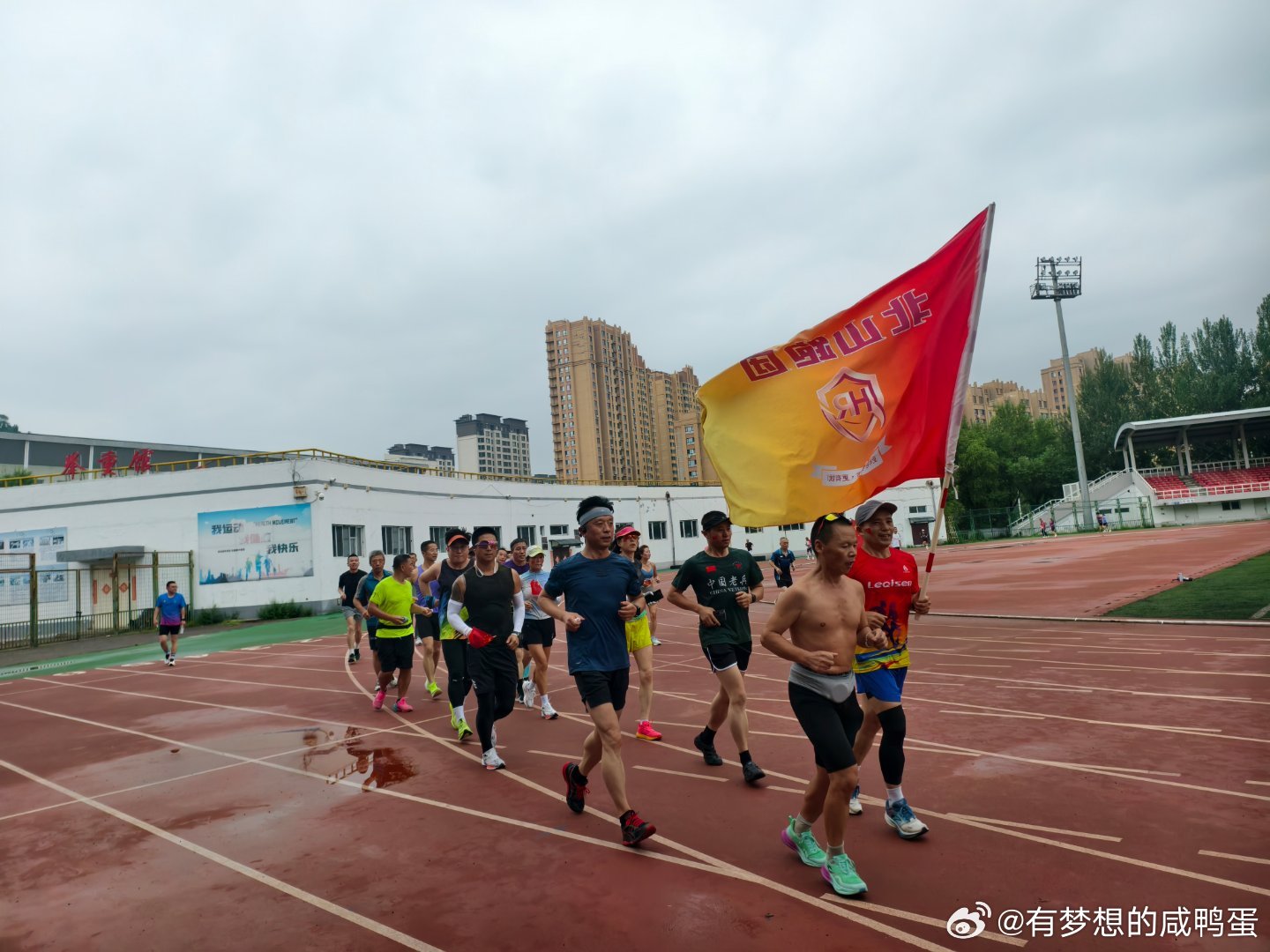 八月第一跑八一早上人好多 