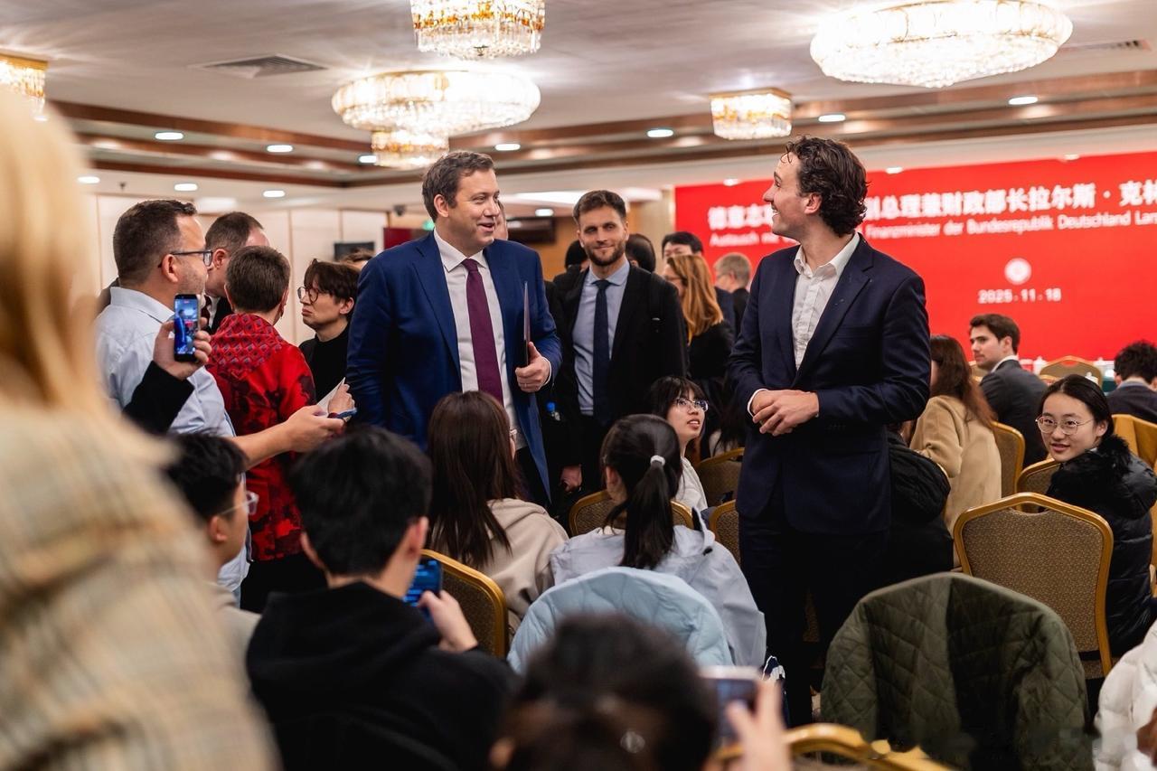 德国副总理兼财政部长拉尔斯·克林拜尔在访问北京大学期间，同学习德语语言文学和经济