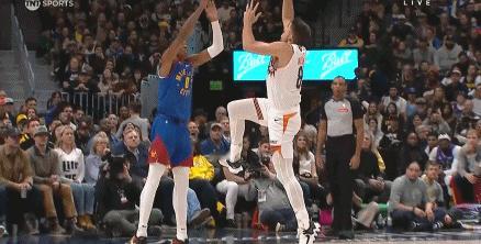 NBA赛场镜头：沃特森的盖帽，真的出色啊，跳的真高真快真给劲。
干干净净的，没有