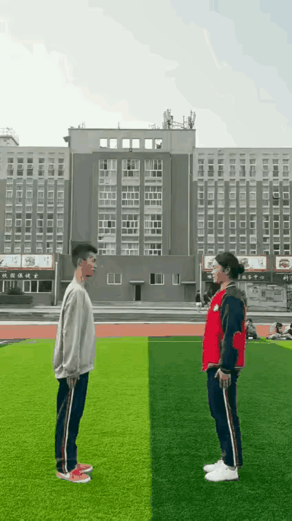 这个女孩不按照套路出牌，这也是出奇制胜的一种办法，说明这个女孩的智商很高，善于动