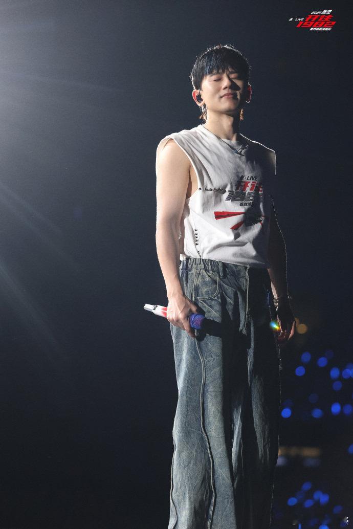 #张杰山水之间皆有情谊#张杰南宁站巡回演唱会第二场完美收官，于山水间传递满满情谊