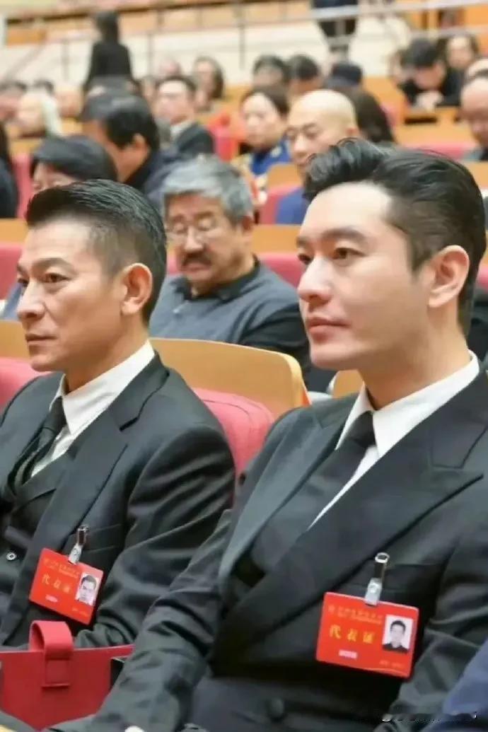 哎哟，说起来他们俩啊，压根儿就没得比！论颜值、演技还是粉丝，刘德华可是稳稳的王者
