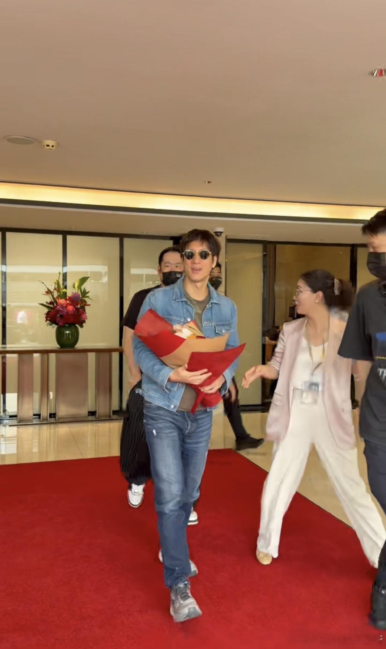 王力宏亮相腾势N9闪充版发布会   刷到全网路透，王力宏低调现身深圳机场，随后直