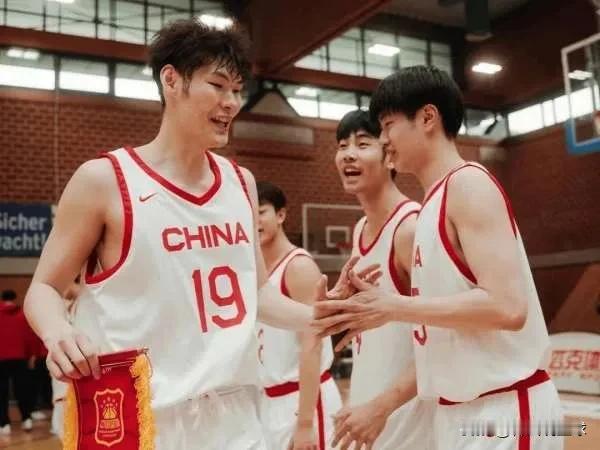 篮球场上，同队两人同砍40+得分的情况非常罕见，在NBA数十年的历史中也不过10
