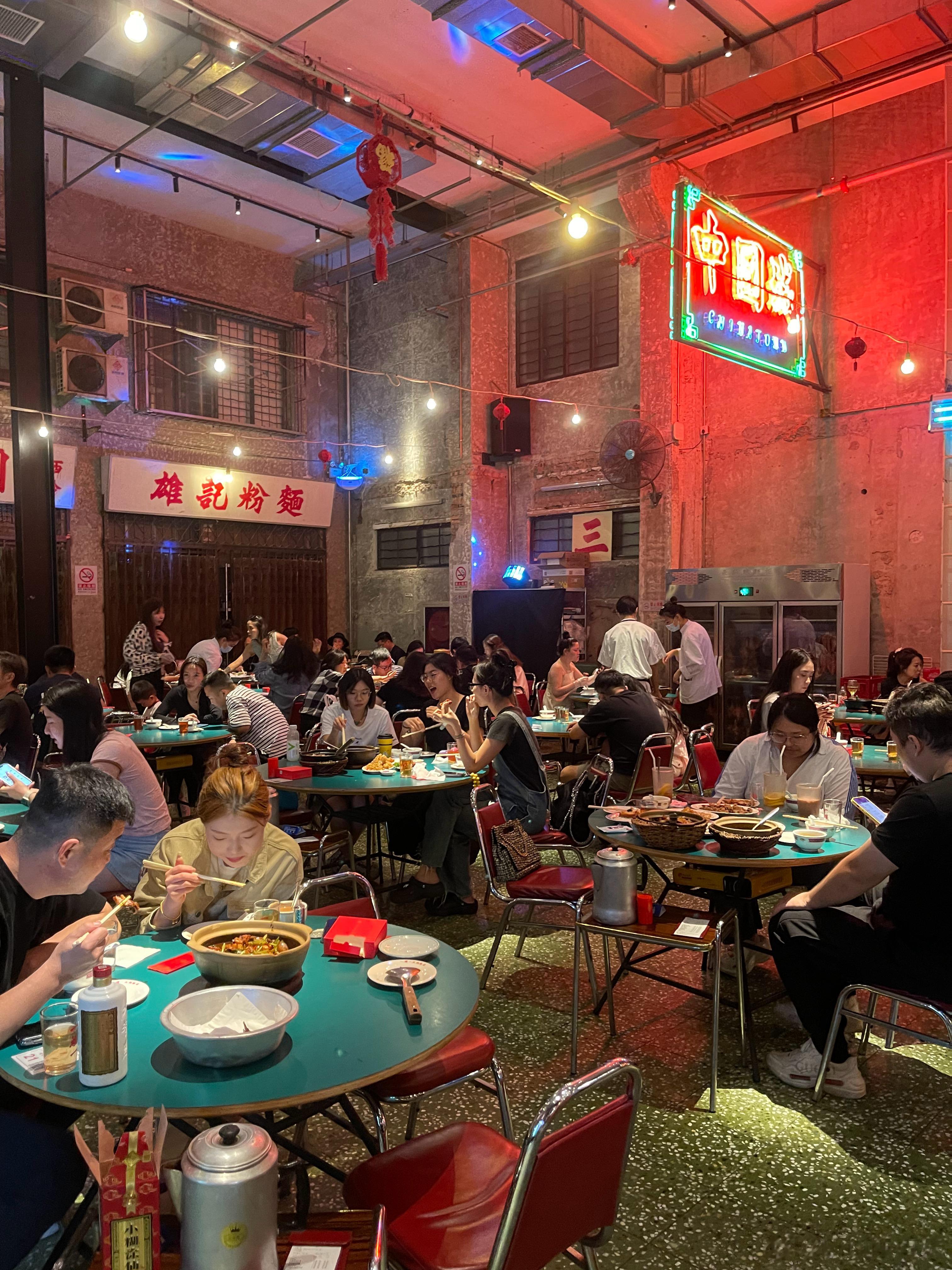 这家除了排队凶没毛病  现在撑到躺椅子上发饭晕  ​​​