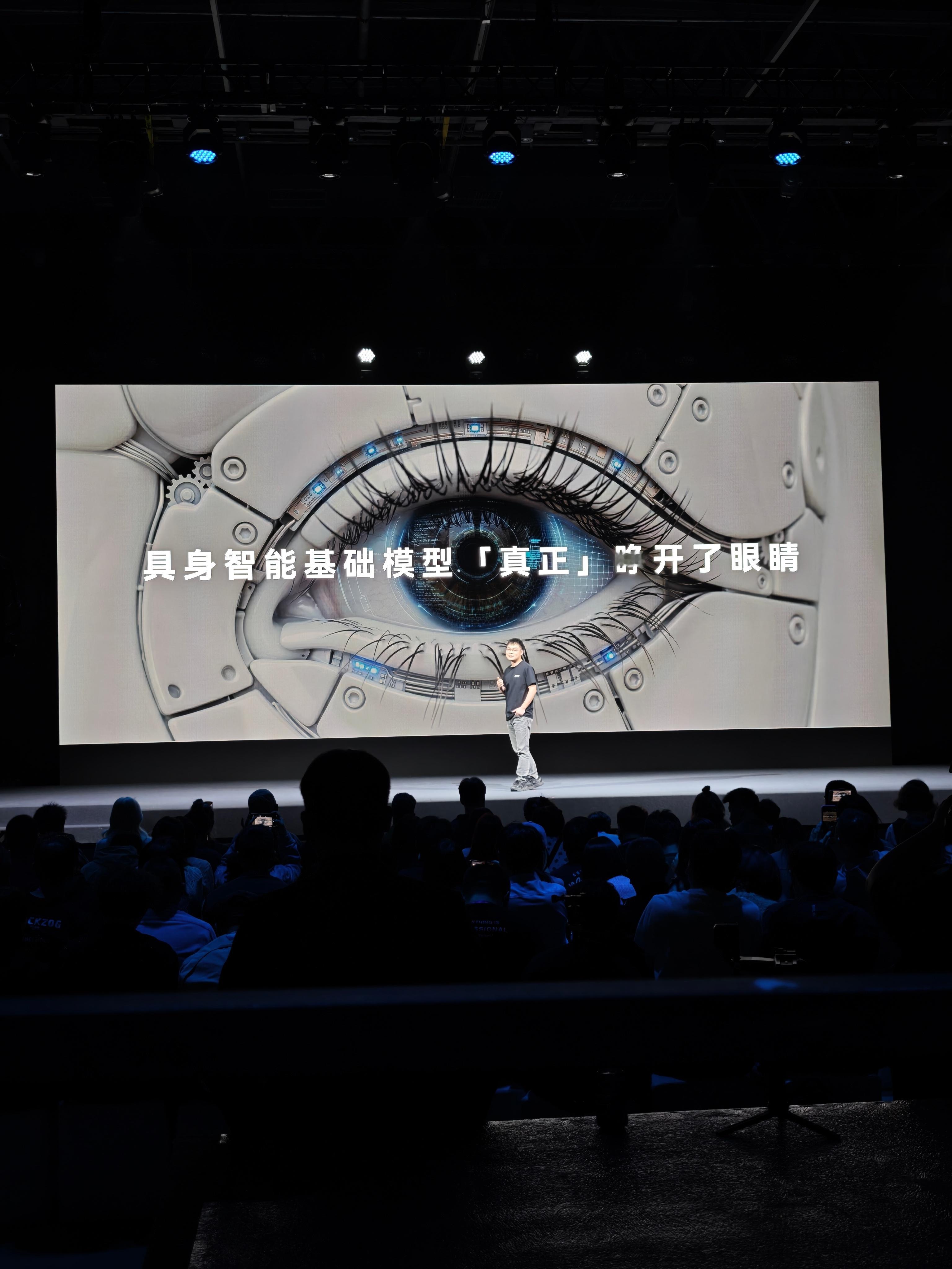 自变量发布了全新具身智能基础模型 Wall-B，底层是自研的世界统一模型架构（W