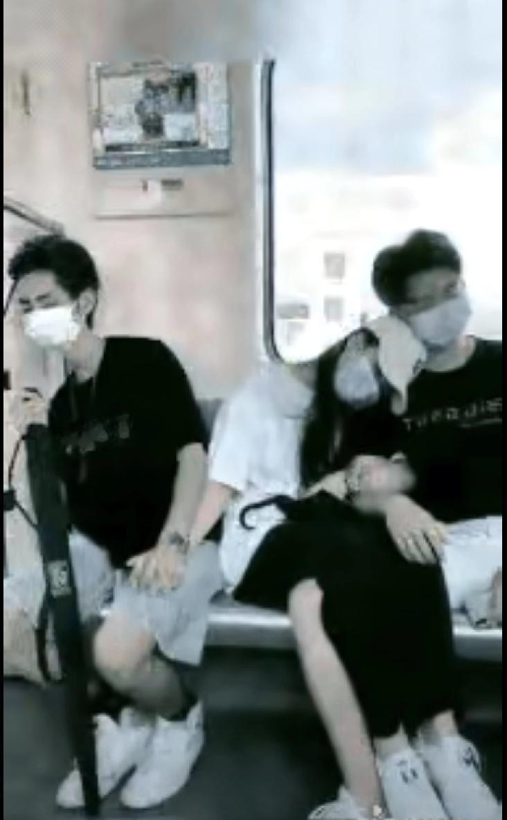 很多人看不懂这三者是啥关系，感觉好乱？
女生牵着左边的男生，又靠在右边男生身上，