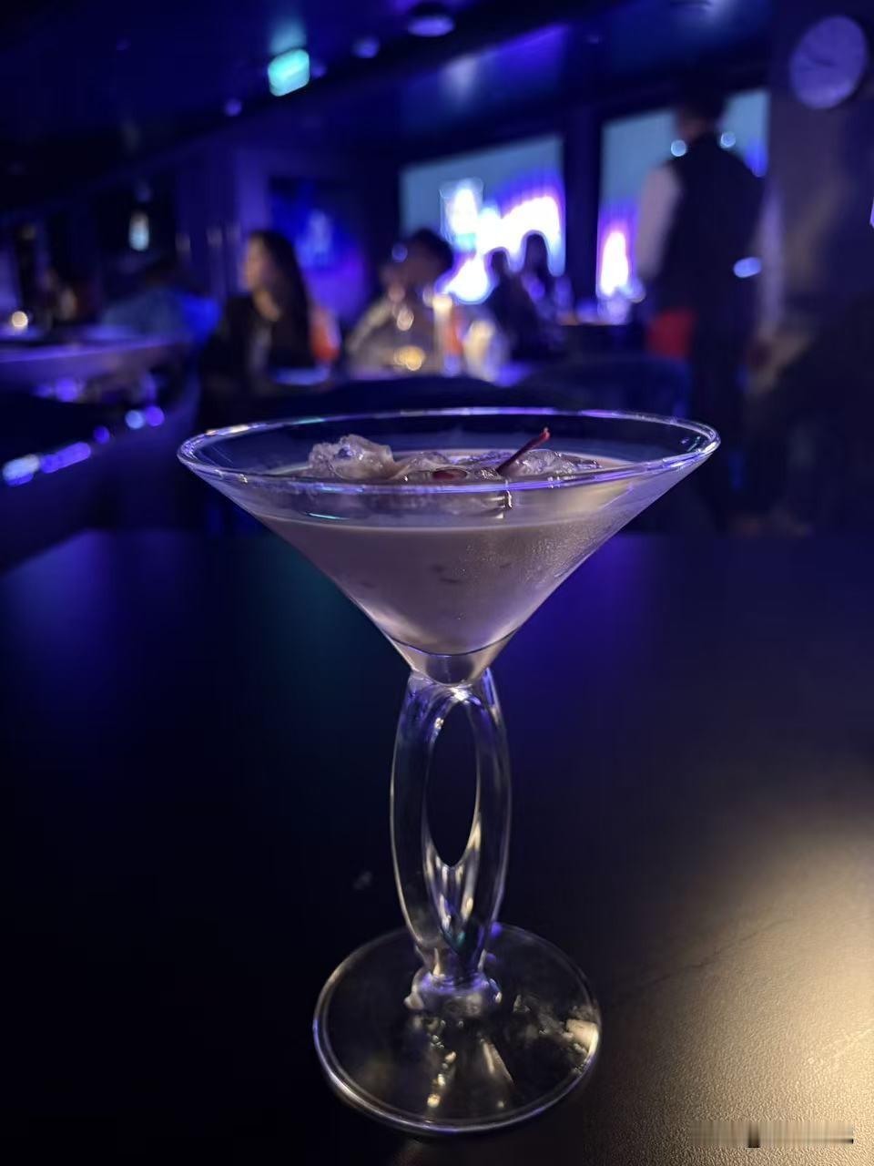 在爱达魔都号上面
有一个女士之夜
一杯这样的调和酒价格178元
当时孩子毫不犹豫