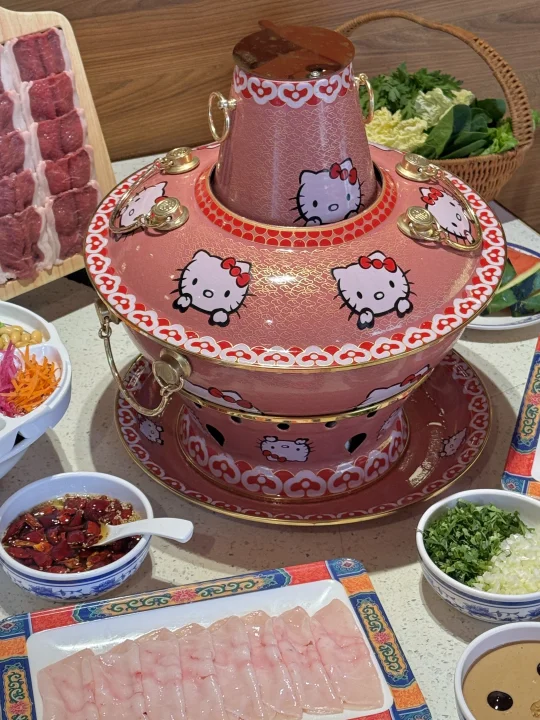 上海有了！吃到Hellokitty火锅！！≽^• ˕ • 🎀≼