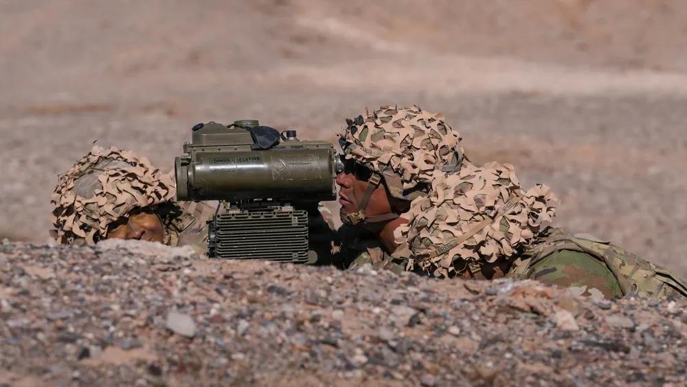 美军展示指引炮弹的一台轻型激光测距指示器。
2025年11月20日，隶属于美军第