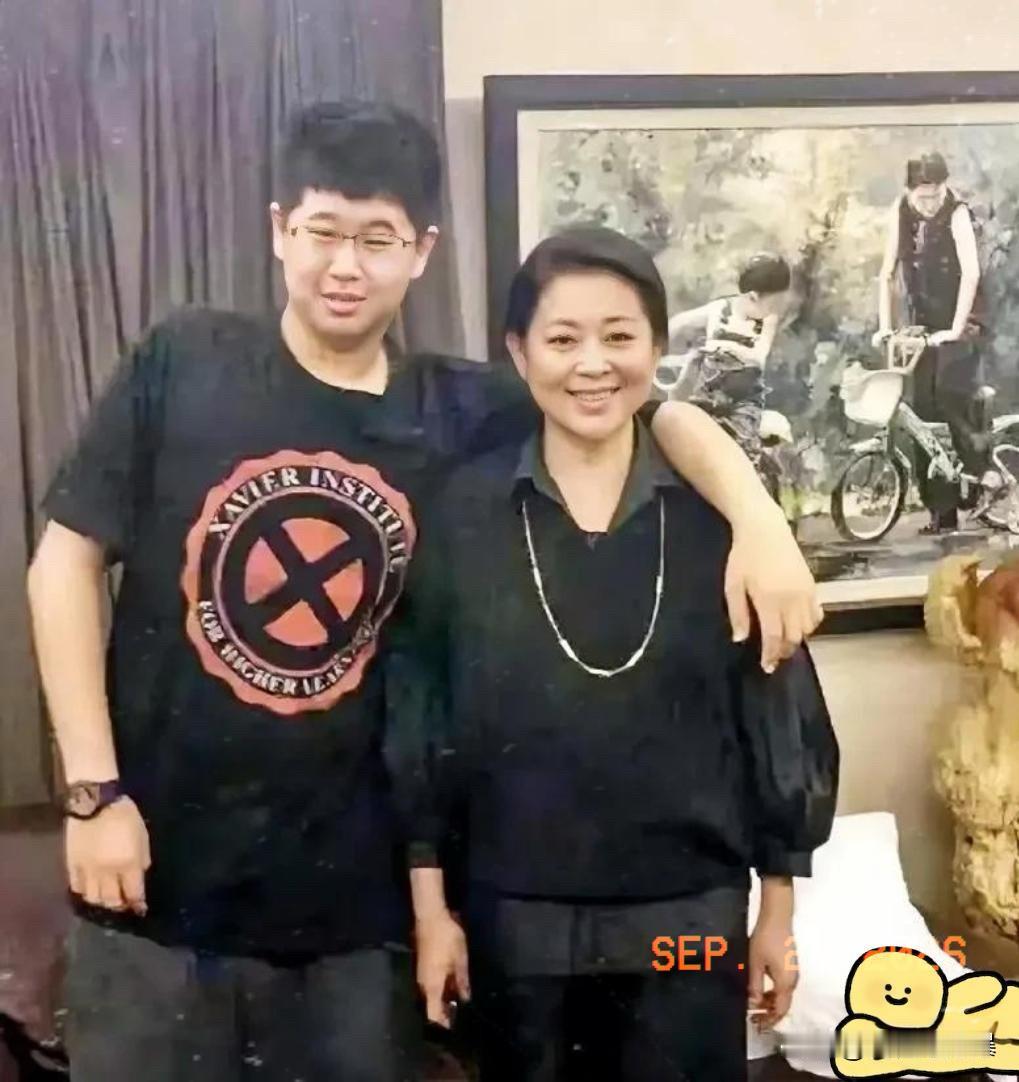 倪萍的儿子虎子，
最近一句话真是戳到了不少人的心窝子。

1米97的大高个，南加