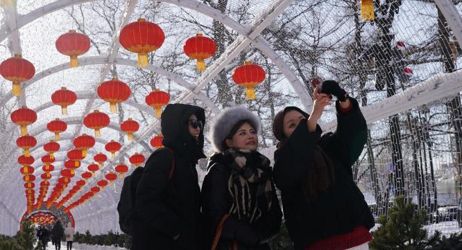 俄罗斯对中国游客开始实行免签政策。

免签制度的有效期为2025年12月1日至2