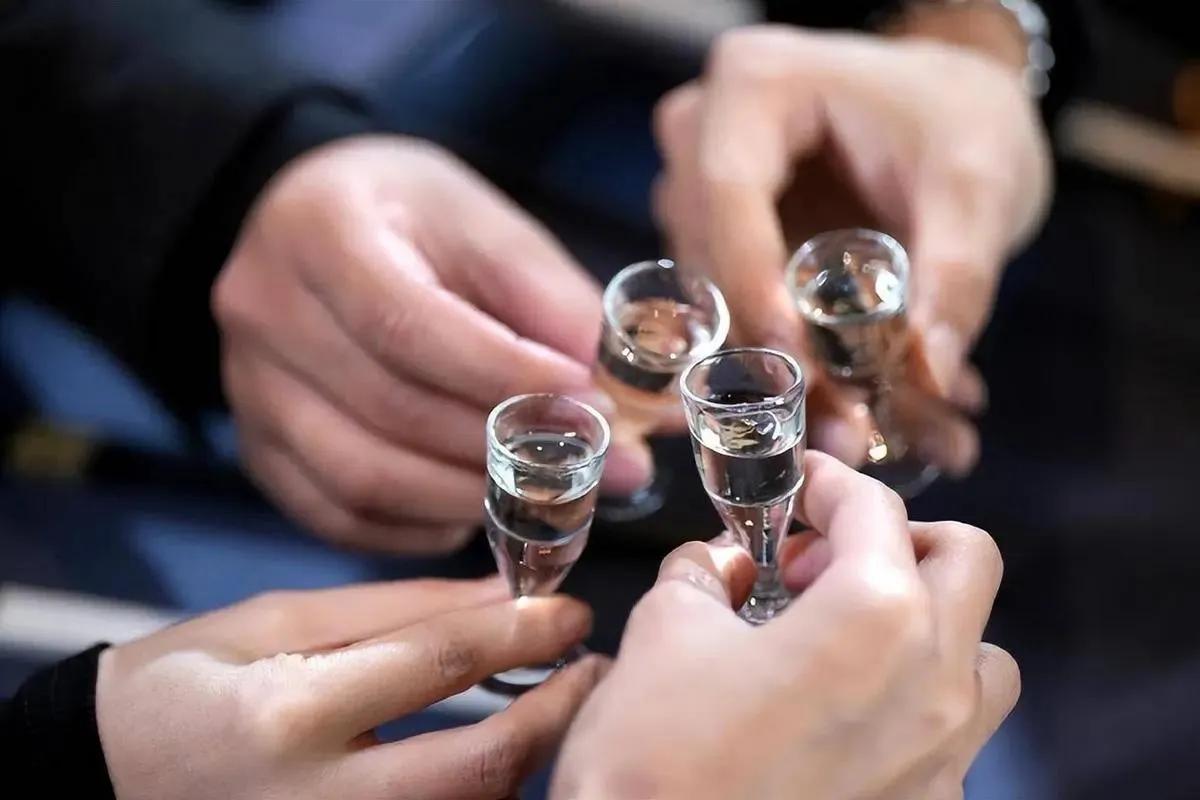 湖南浏阳，一男子于酒店举办乔迁宴。期间，同村的一位村民不请自来，还在宴席上饮酒致