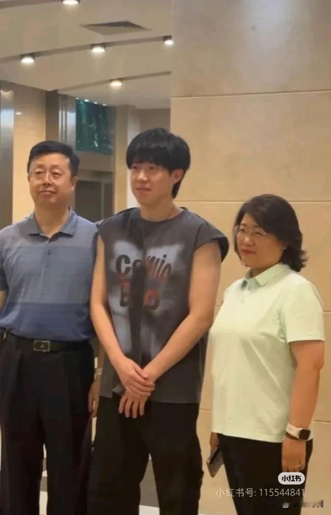 哥左手打球的胳膊就是要比右手壮实很多[偷笑]创历史奇迹的左胳膊[赞]
哎呀无袖返