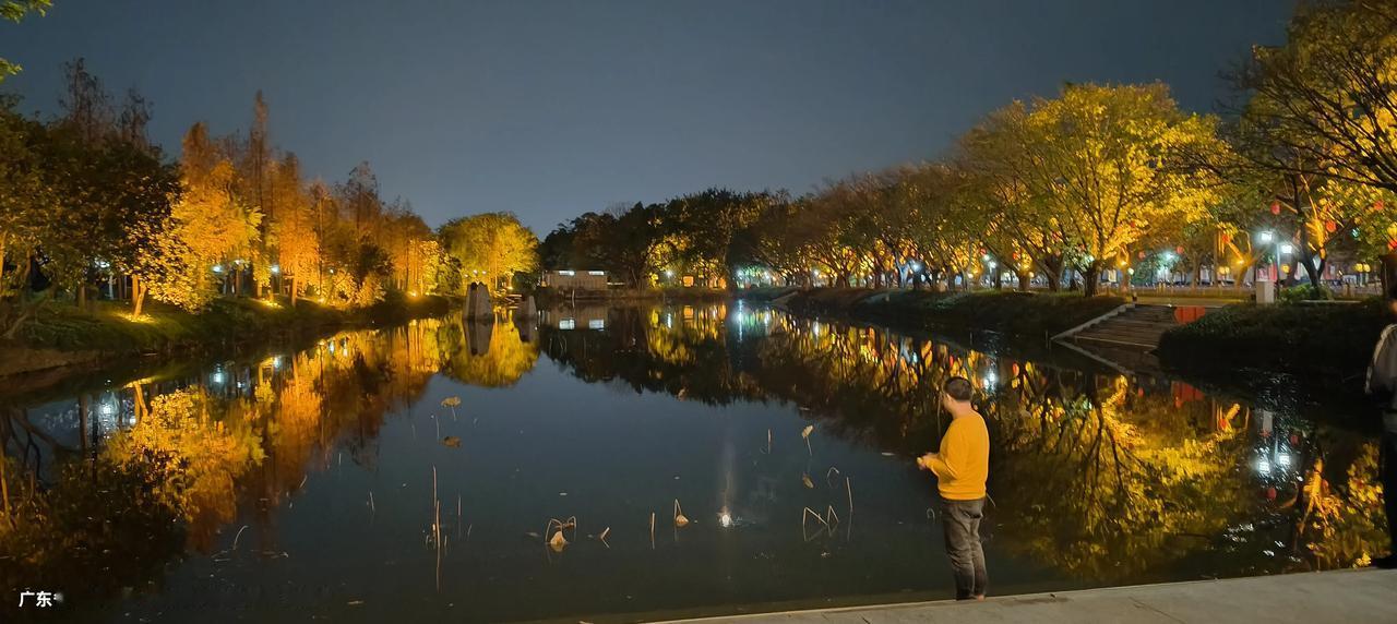 我发现呀，在一个经济发达的城市，最辛苦的职业莫过于厨师了。
而且在这个都讲究家人