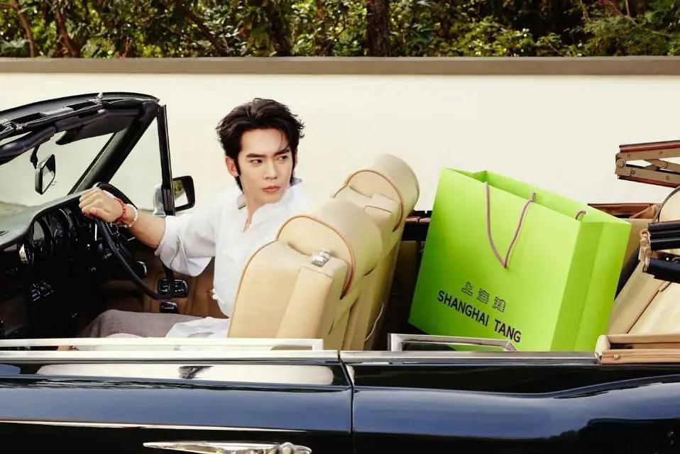 于适新奢代言，上一位品牌代言人是巩俐[酷]又是还没官宣，地广先行，看这待遇太好了