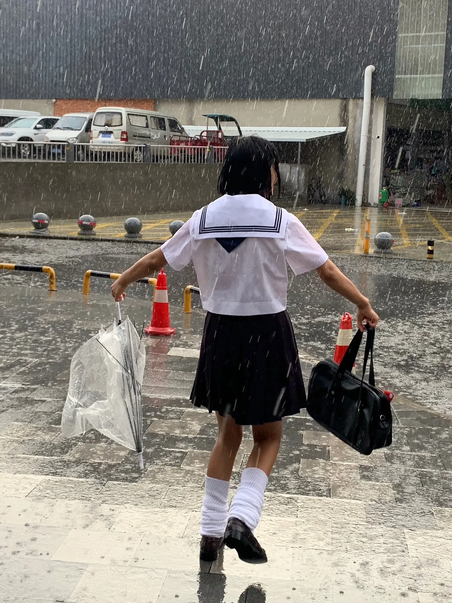 老天爷你应该搞错了吧，我应该是在东京留学的女高中生背着电吉他和我的朋友...